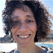 Soy profesora de artes visuales, creativa y apasionada por compartir recursos y técnicas que nos permitan explorar y conocernos.